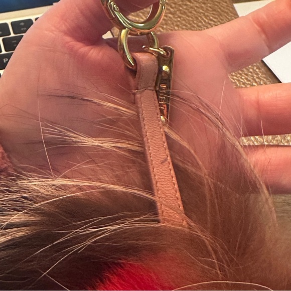 Furry Fur Yang Bag Bug Keychain Pom Pom - Picture 8 of 9